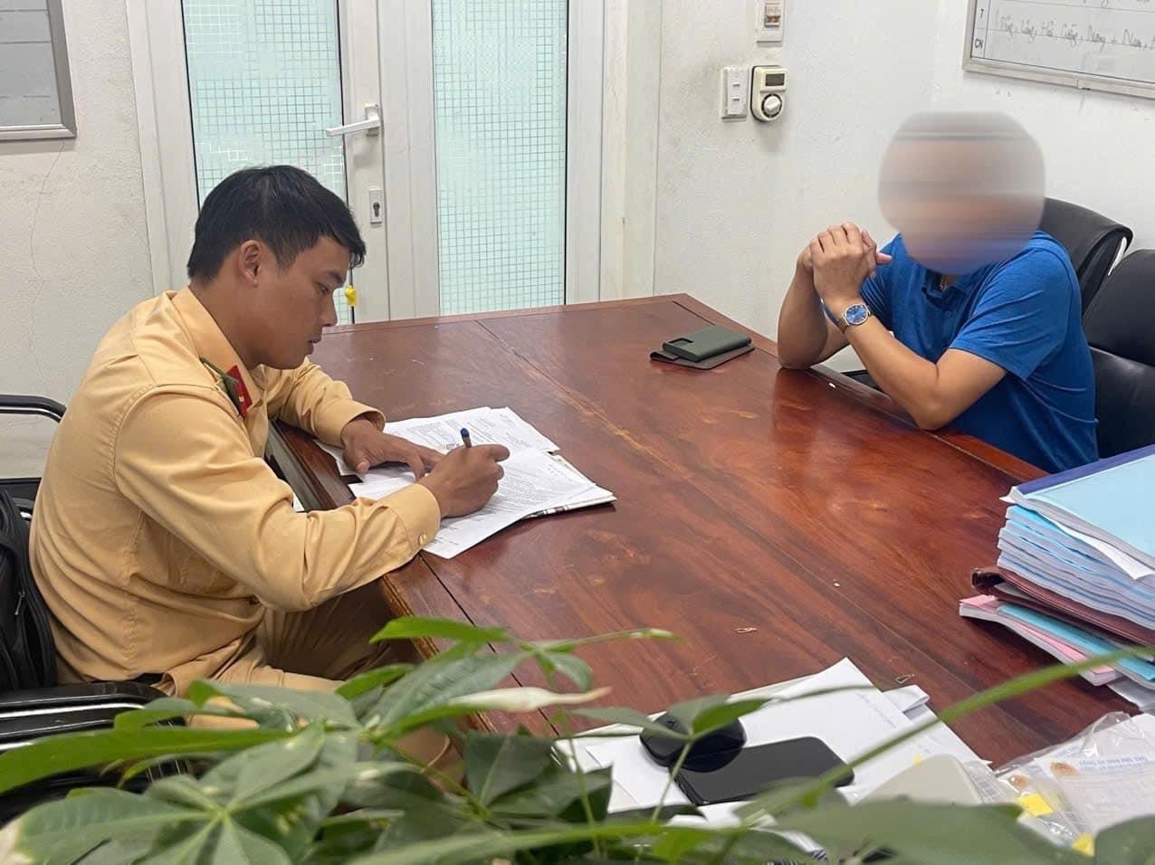 Xac dinh danh tinh tai xe vuot au tren cau phao Phong Chau hinh anh