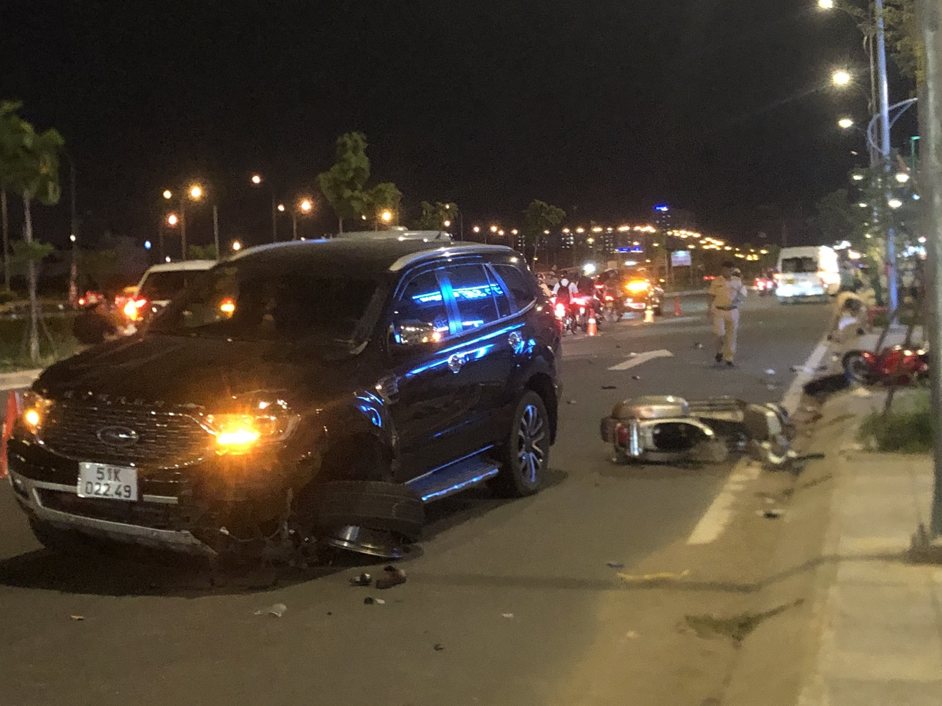 Oto tong lien hoan 3 xe may o cua ngo TP.HCM, 4 nguoi bi thuong hinh anh