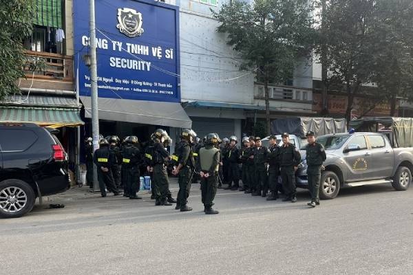 Canh sat kham xet Cong ty TNHH Ve si Security hinh anh