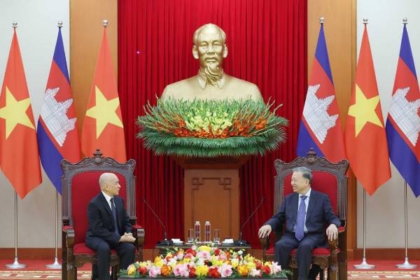 Tong Bi thu To Lam hoi kien voi Quoc vuong Campuchia Norodom Sihamoni hinh anh