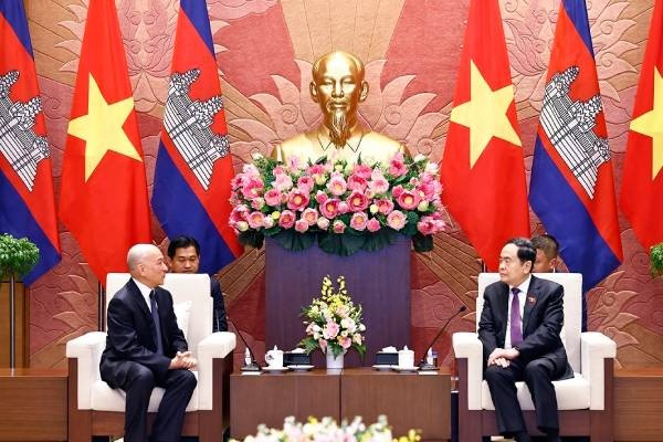 Chu tich Quoc hoi Tran Thanh Man hoi kien Quoc vuong Campuchia hinh anh