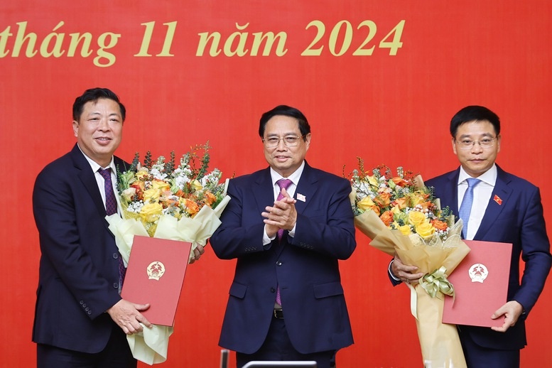 Thu tuong trao quyet dinh bo nhiem, giao nhiem vu cho 2 tan Bo truong hinh anh