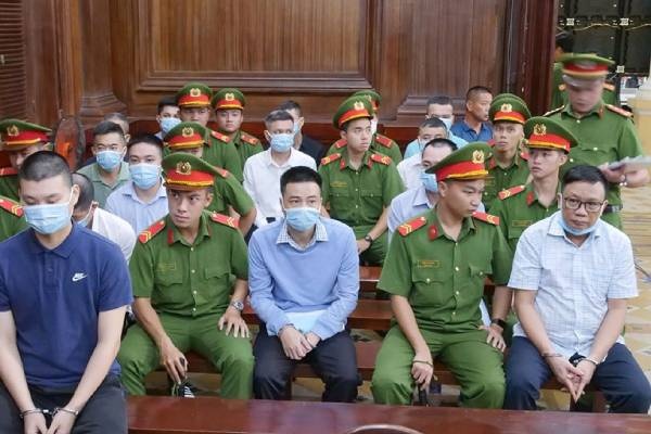 'Bao ke' duong day ban hoa don khong, 4 can bo thue o TP.HCM lanh an hinh anh