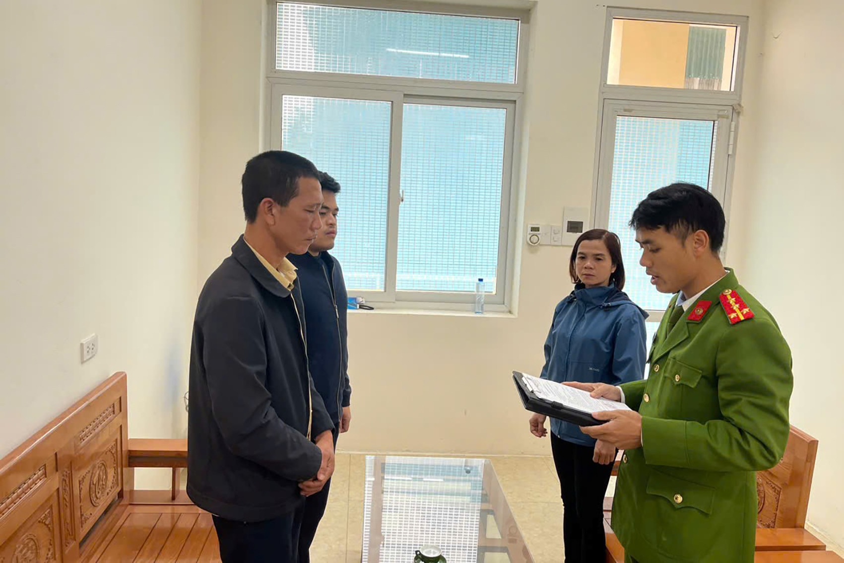 Ông Lê Văn Tuấn,  Quảng Ninh,  Ném điện thoại ảnh 1 Ong Le Van Tuan,  Quang Ninh,  Nem dien thoai anh 1
