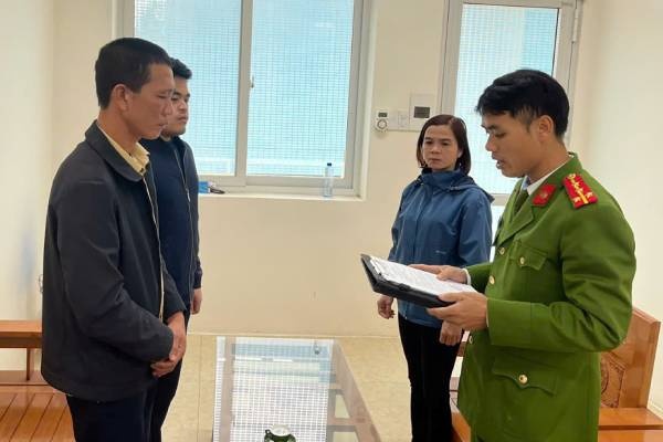 Nem hong dien thoai cua vo, nguoi chong o Quang Ninh bi khoi to hinh anh