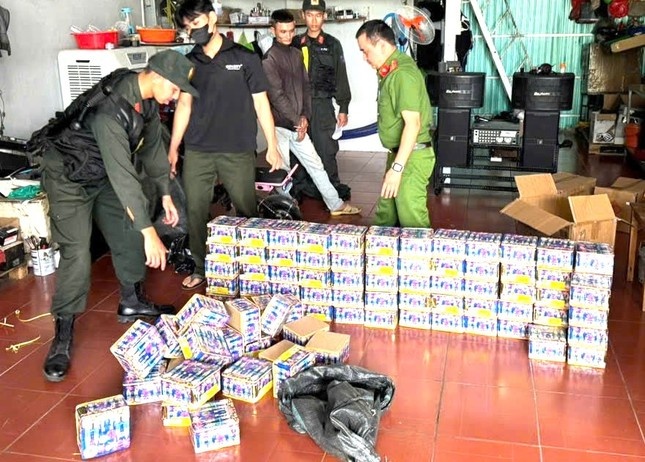 Canh sat kiem tra can nha khong so, phat hien kho phao no hinh anh