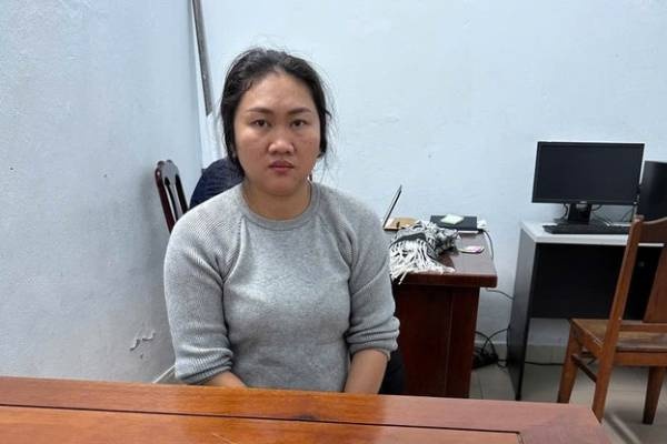 Bat 'nu quai' moc tui du khach nuoc ngoai khi xem cau Rong phun lua hinh anh