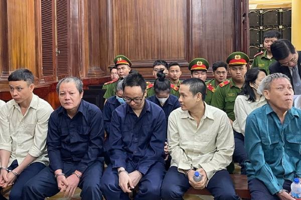 Nu giam doc ngat xiu tai toa khi bi VKS de nghi chung than hinh anh