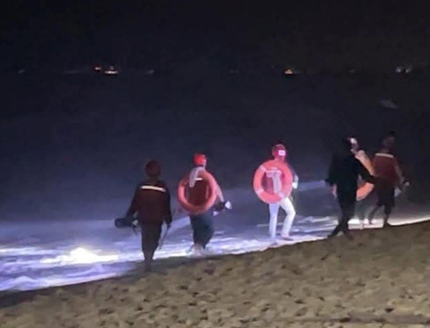 Cuu nguoi duoi nuoc, nhan vien cuu ho o Da Nang bi song cuon mat tich hinh anh