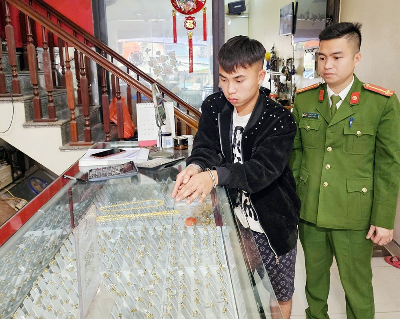 Ten cuop giat 2 day chuyen vang khai de tra no hinh anh