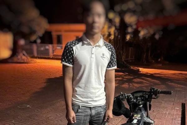 Vi pham giao thong, nam thanh nien di xe may bi phat hon 23 trieu dong hinh anh