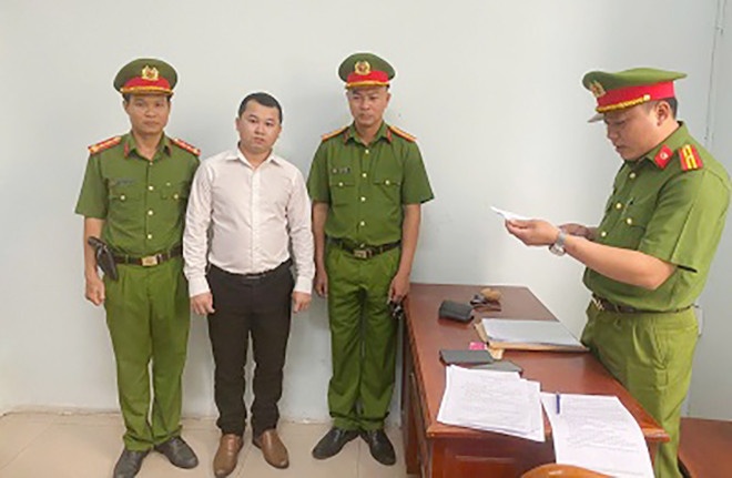 Bat nhan vien ngan hang 'bay' nguoi phu nu de chiem doat 3,9 ty dong hinh anh