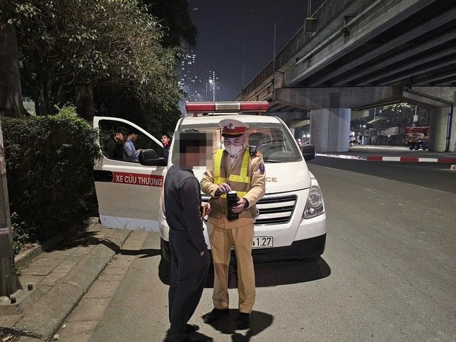 Bi phat vi lai xe cuu thuong 'di bao' hinh anh