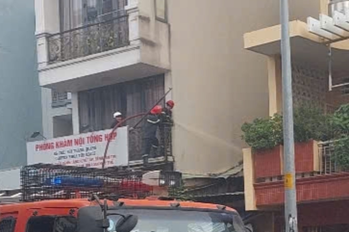 Chay nha giua khu dan cu TP.HCM, nhieu nguoi hot hoang bo chay hinh anh