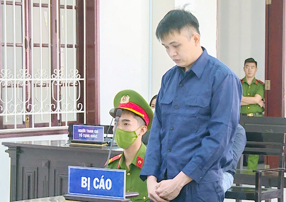 Ven man vu nam nhan vien noi voi ba chu tiem vang minh bi cuop hinh anh