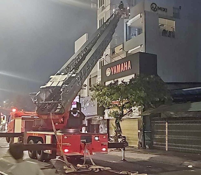 Chay cua hang thu cung o TP.HCM, 3 nguoi nhap vien hinh anh