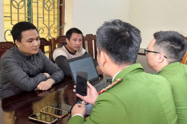 4 doi tuong mua di ban lai hang nghin tai khoan ngan hang hinh anh