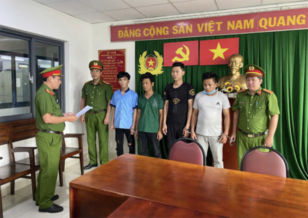 Nhom nhan vien quan lau ca keo noi tieng o TP.HCM su dung ma tuy hinh anh