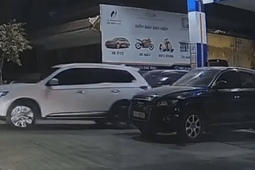 Oto Mazda CX-5 lui vao cay xang dam do tru gay chay o Bac Ninh hinh anh