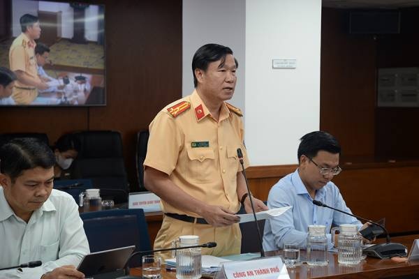 Canh sat giao thong TPHCM noi ve viec tra thuong cho nguoi bao vi pham hinh anh