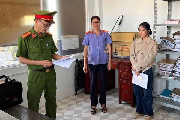 Kham nha nhan vien ngan hang lua dao, phat hien chong tang tru ma tuy hinh anh