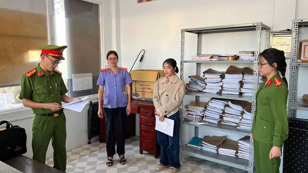 Nhan vien ngan hang,  Lua dao,  Nguyen Giang Vu Vi anh 1