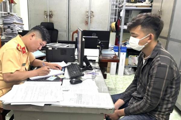 Quay clip 'boc dau' dang len mang xa hoi, thanh nien bi tich thu xe hinh anh