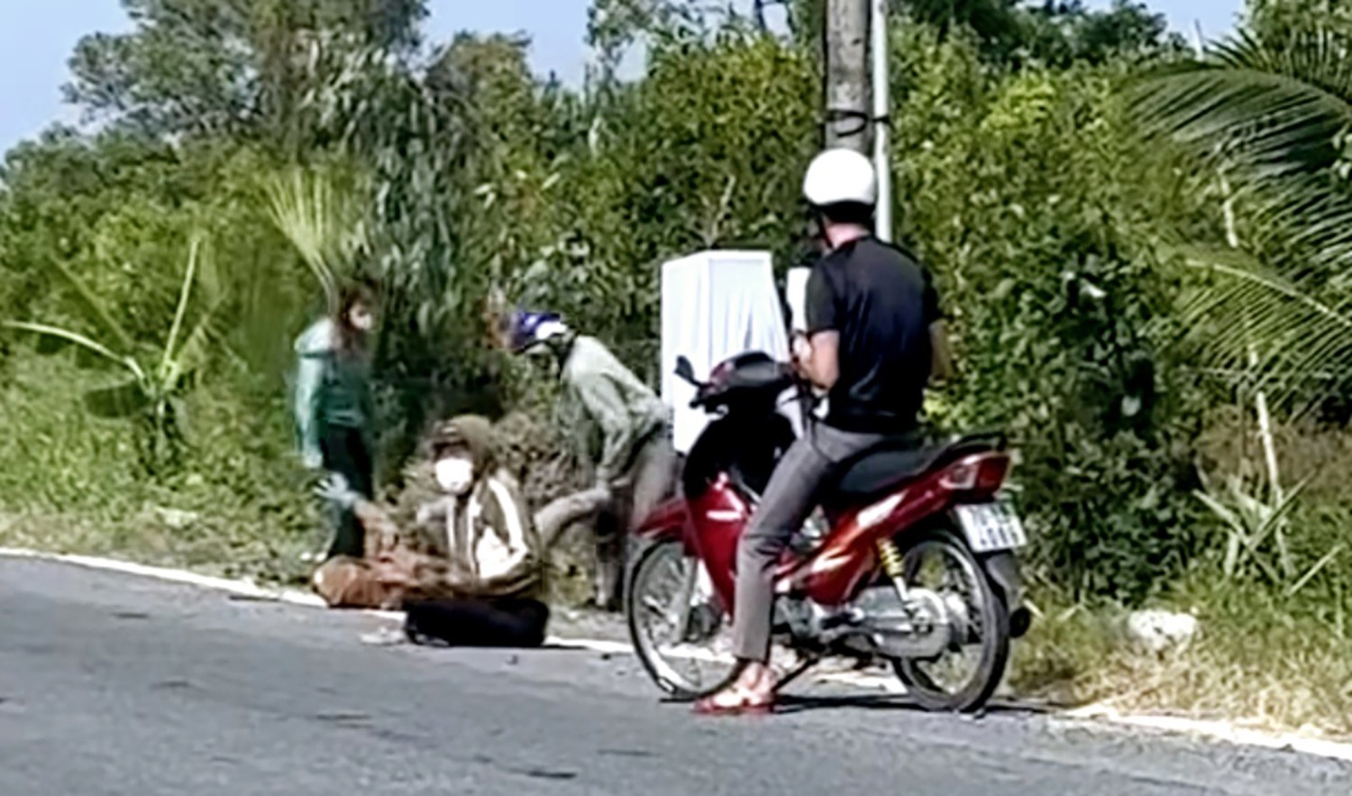 Dien bien vu chong chem guc vo giua duong roi tu sat o Ca Mau hinh anh