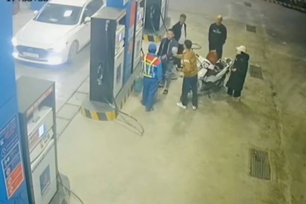 Tai xe oto danh toi tap vao mat nhan vien cay xang hinh anh