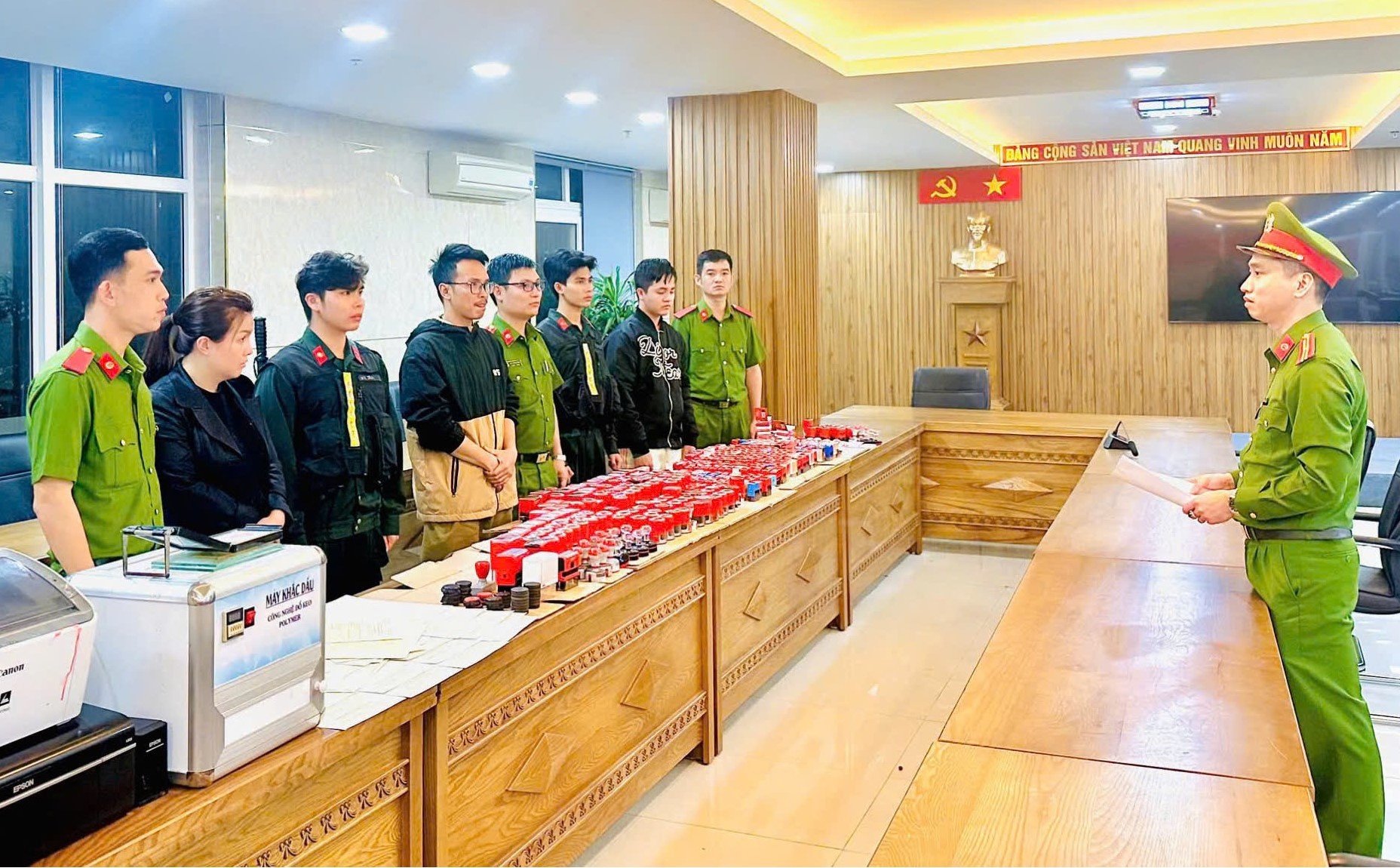 Pha duong day rua tien gan 30.000 ty, co nhan vien ngan hang tham gia hinh anh