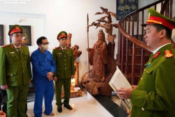 Kham xet noi lam viec, cho o cua Giam doc Dai hoc Hue Le Anh Phuong hinh anh