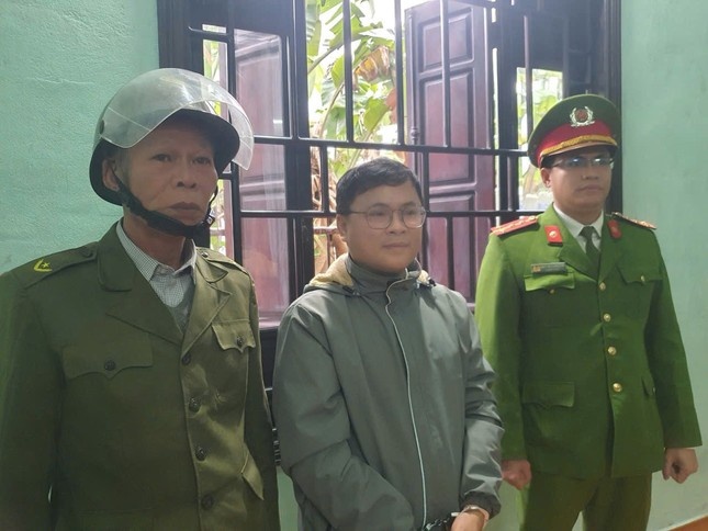 Bat nguyen can bo Van phong Doan dai bieu Quoc hoi va HDND TP Hue hinh anh