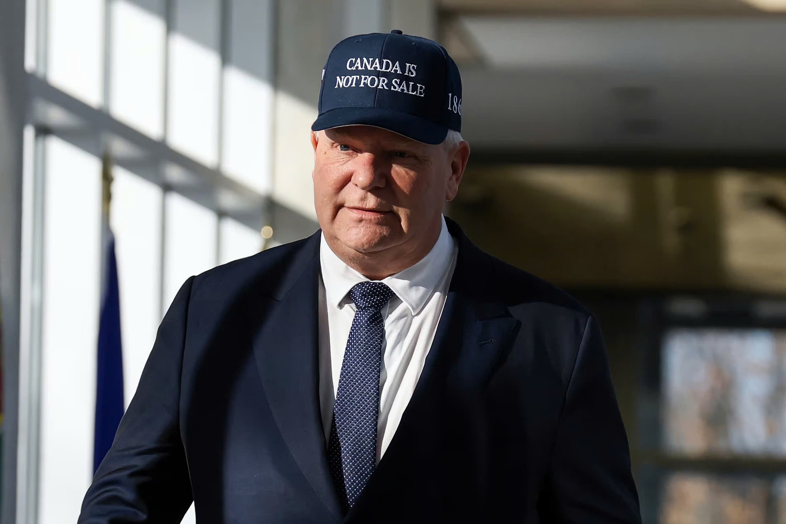 Doi thu cua chiec mu MAGA bat ngo gay sot hinh anh