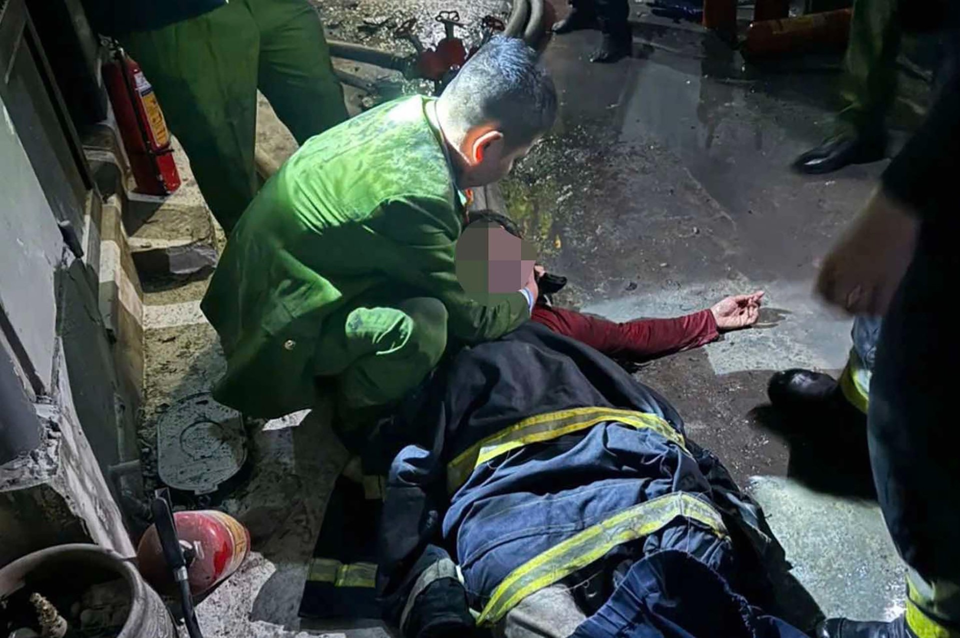 Chay nha dem giao thua, Canh sat PCCC&CNCH cuu ca gia dinh bi mac ket hinh anh