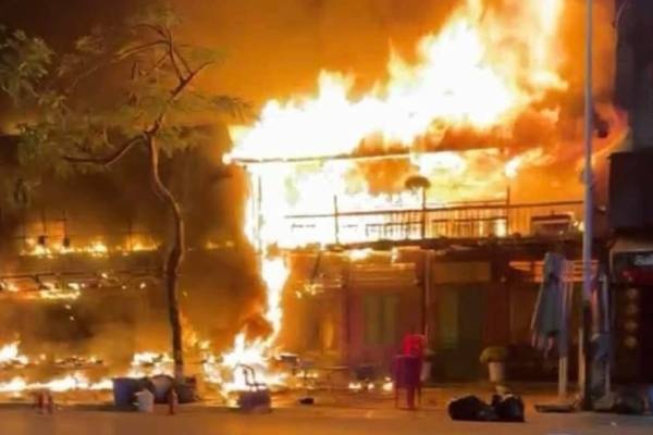 Nha hang o trung tam thanh pho Hai Phong boc chay du doi trong dem hinh anh