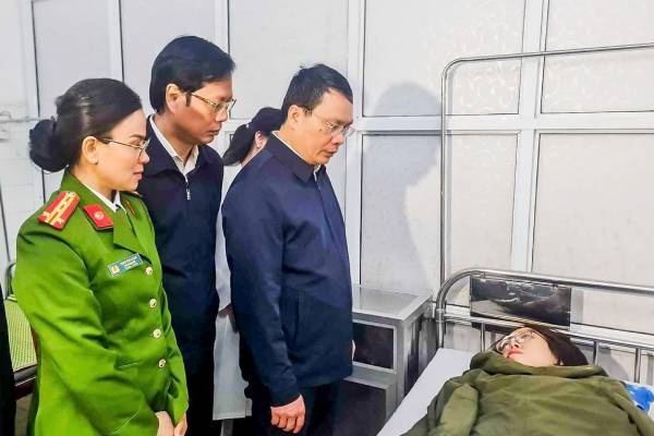 Bi thu Nam Dinh tham hoi nan nhan trong vu tai nan oto hinh anh