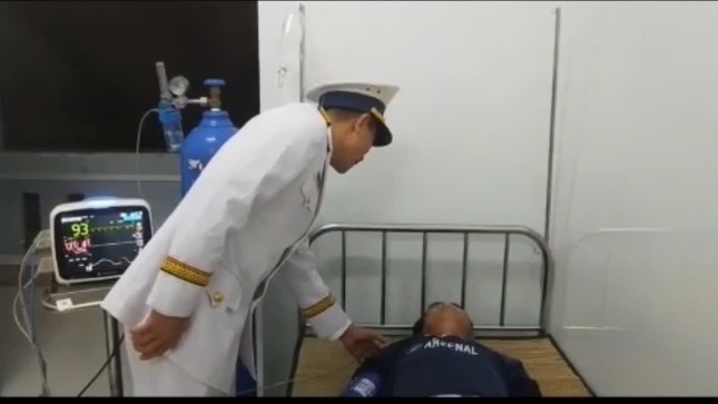 Cap cuu ngu dan gap nan tren bien Truong Sa hinh anh