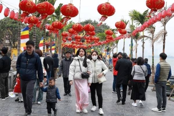 Ngay mung 2 Tet: Ha Noi troi ret, nhiet do thap nhat 11-14 do C hinh anh