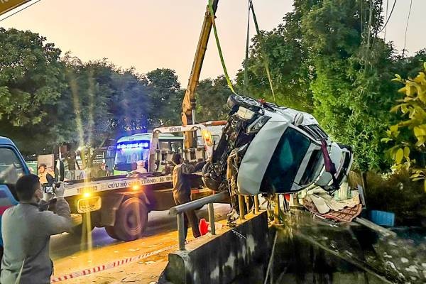 Nhan chung vu tai nan oto: Toi voi lao xuong nuoc, hy vong cuu nguoi hinh anh