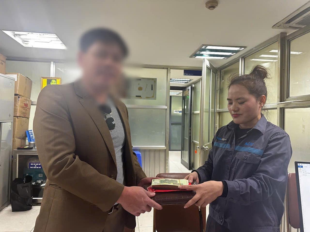 Nhan vien xe day nhat duoc nhieu tien, vang o san bay Noi Bai dip Tet hinh anh