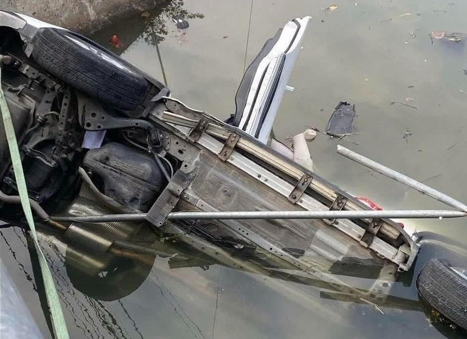 Oto mat lai lao xuong song o Nam Dinh, 7 nguoi tu vong hinh anh