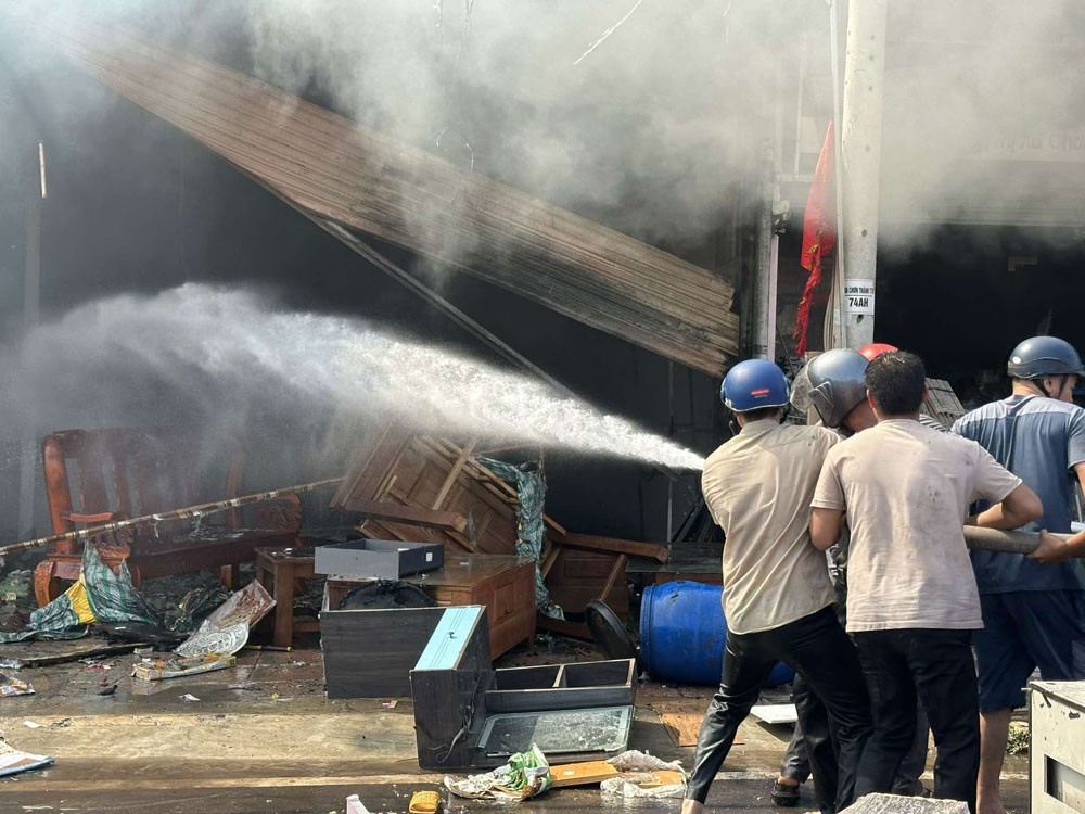 Chay rui 4 ki-ot tren quoc lo ngay mung 1 Tet hinh anh