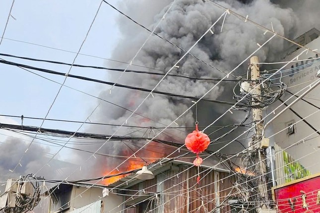 TP.HCM: Day nha phat hoa vao 29 Tet, cot khoi den phu kin troi hinh anh