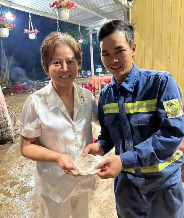 Con tu nuoc ngoai ve, vut nham tui nhan kim cuong hon 1 ty dong hinh anh