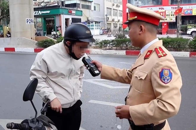 Khong kieng ne ngay Tet, CSGT xu ly vi pham nong do con tu Mung 1 hinh anh