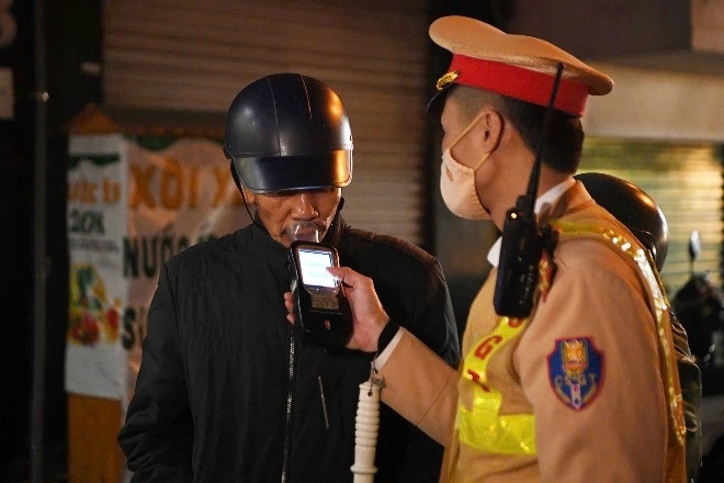 Nhieu tai xe vi pham nong do con 'kich khung' trong ngay tat nien hinh anh