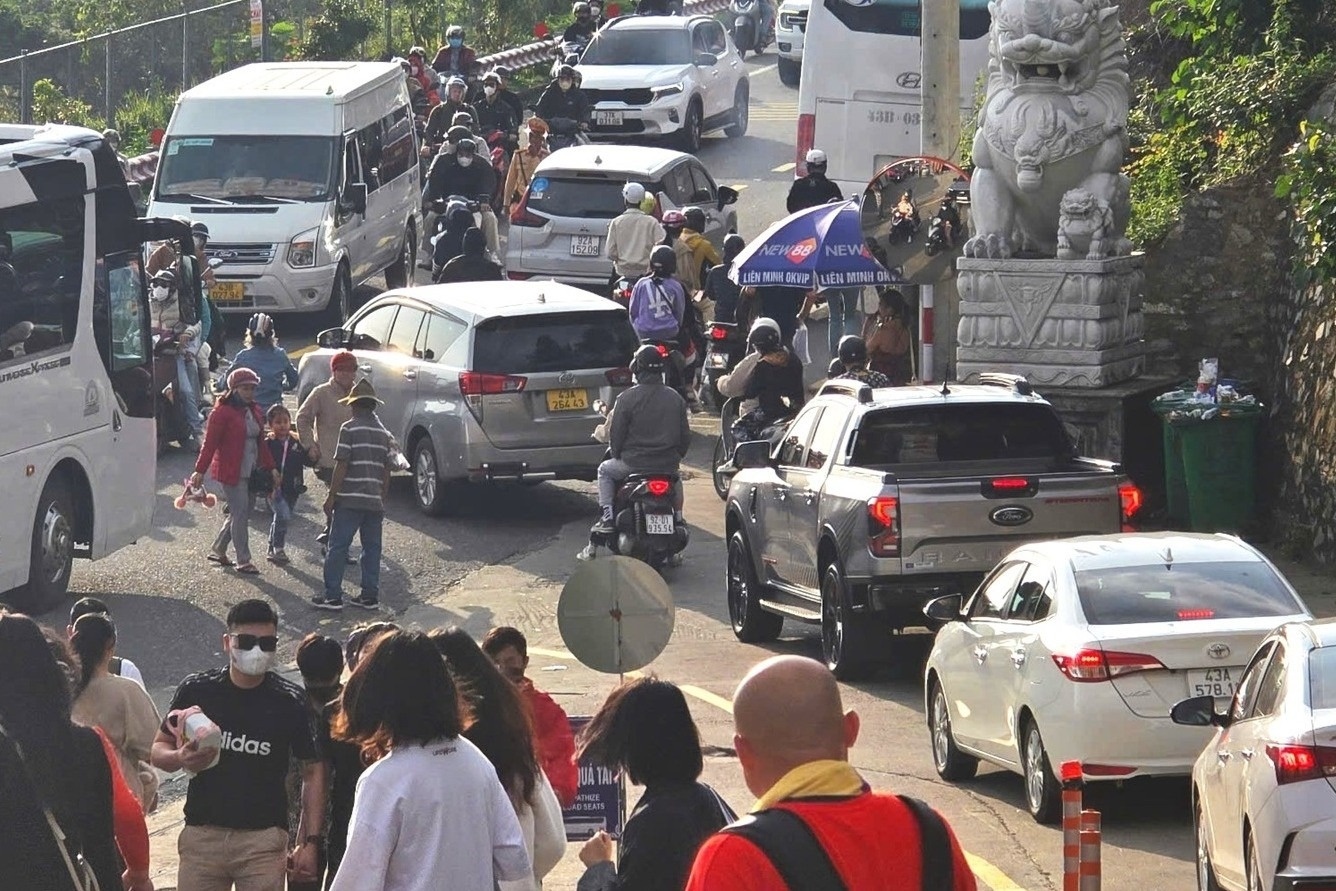 Oto un u noi duoi len ban dao Son Tra ngay mung mot Tet hinh anh