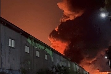 Thanh Hoa: Chay lon o Cong ty giay Venus trong dem giao thua hinh anh