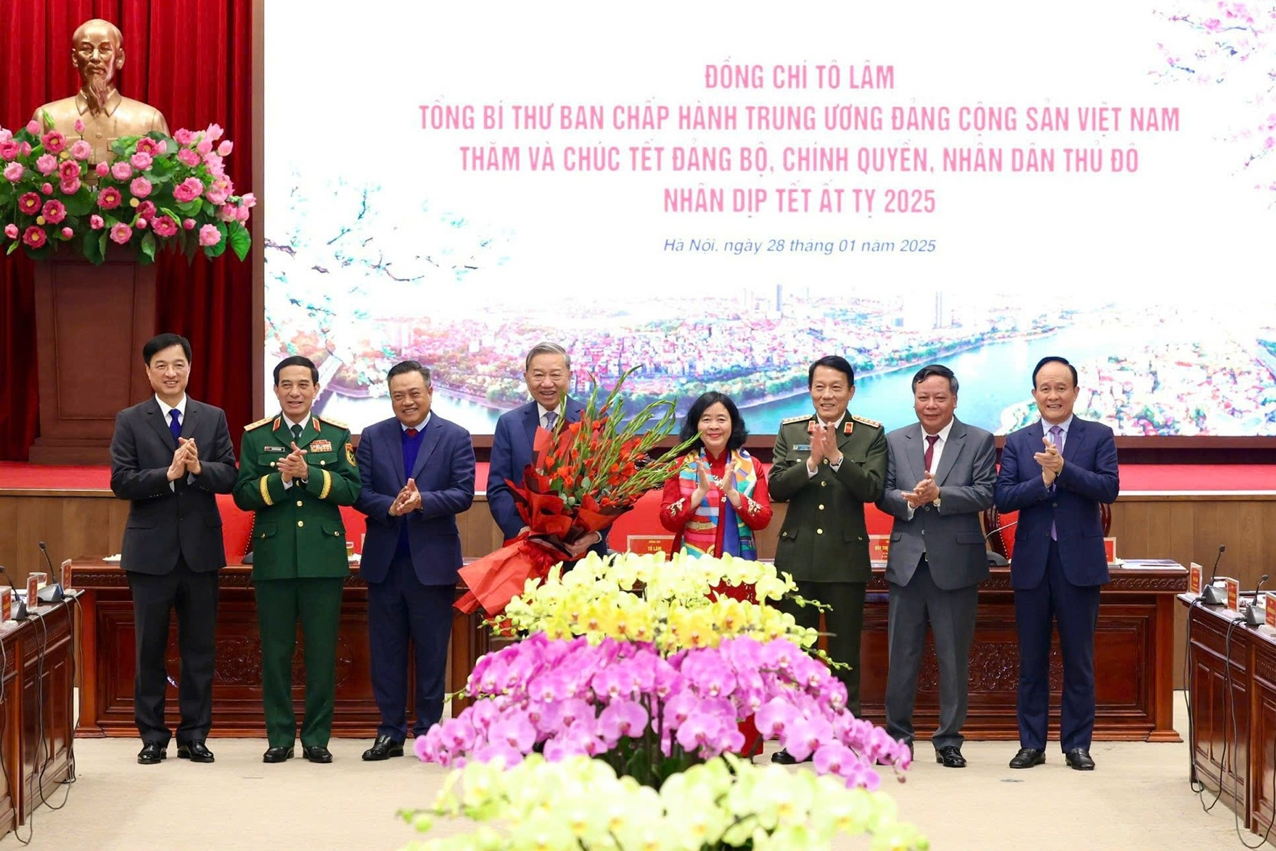 Tong Bi thu To Lam chuc Tet Dang bo, chinh quyen, nhan dan thu do hinh anh