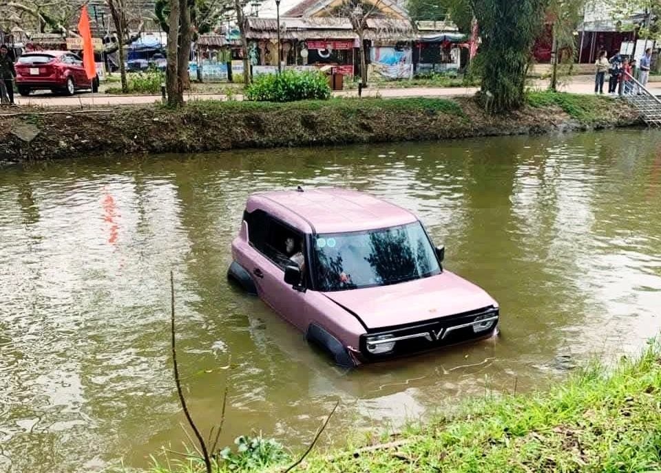 TP Hue: Nu tai xe bat can, oto dien roi xuong song ngay mung mot Tet hinh anh